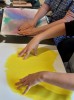 al spelend en voelend materialen exploreren: softpastel, vingerverf naast oliekrijt ... steeds meer in contact met je handen, lichaam en jezelf